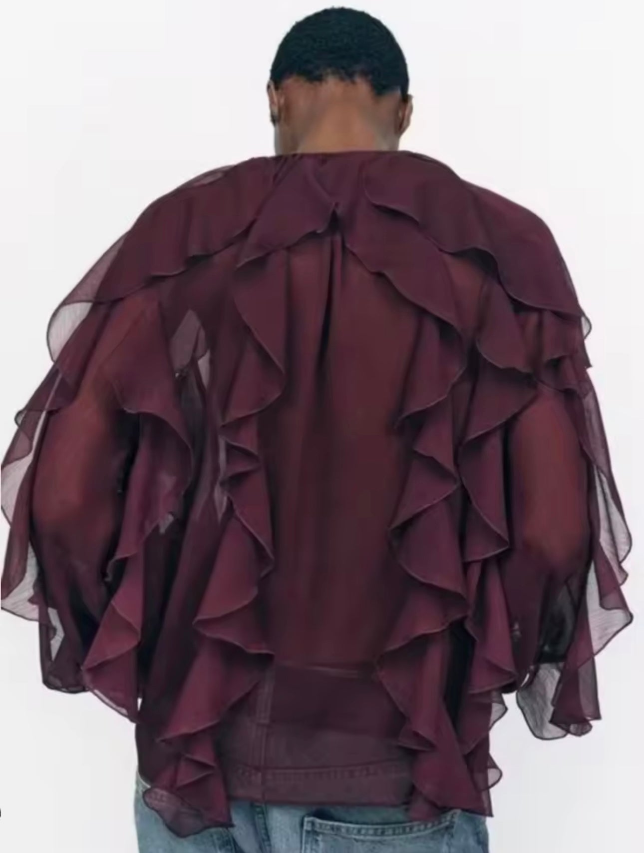 BLUSA COLOR VINO SEMITRANSPARENTE CON OLANES ESCALONADOS Y CUELLO V