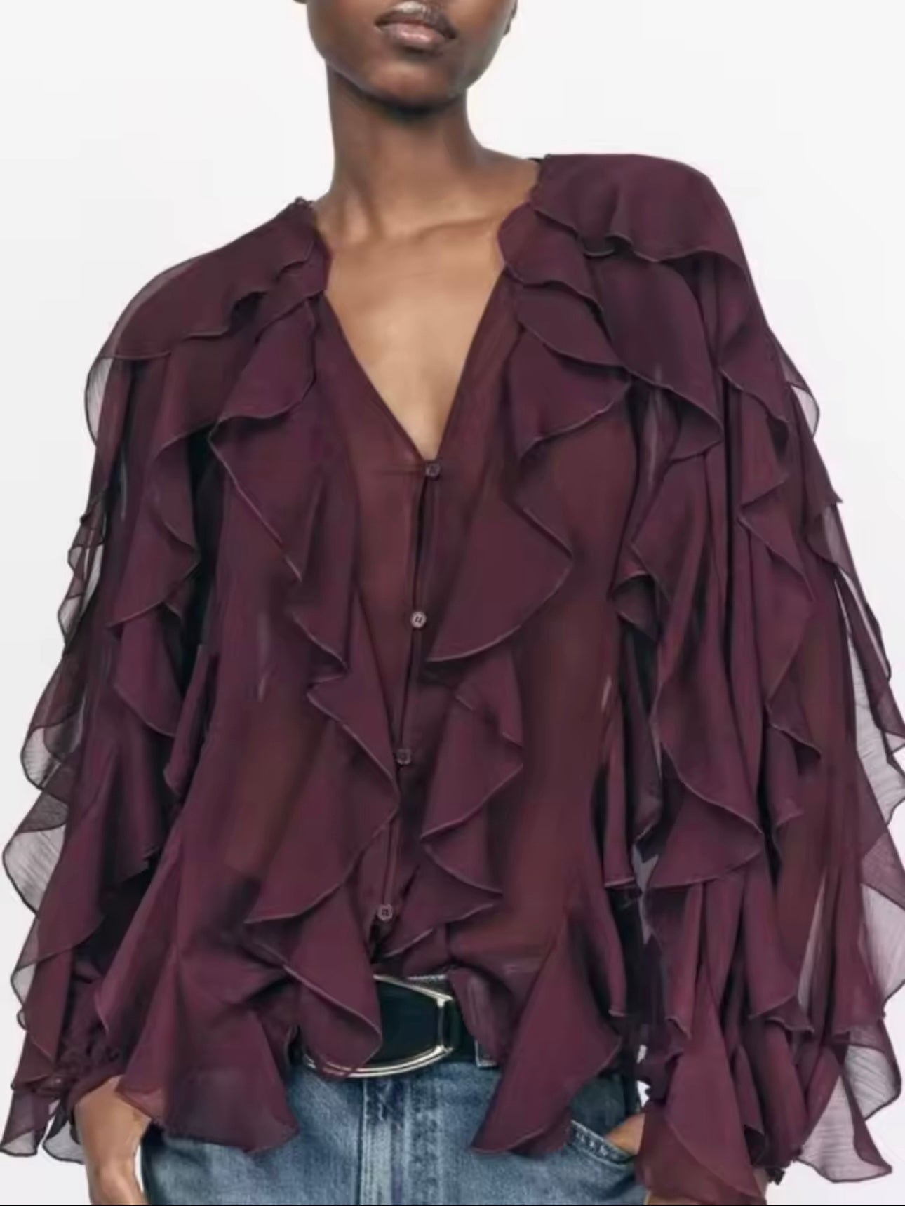 BLUSA COLOR VINO SEMITRANSPARENTE CON OLANES ESCALONADOS Y CUELLO V