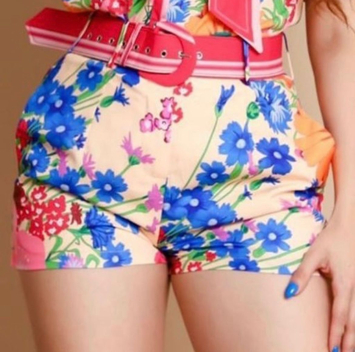 Traje de short y blusa flores